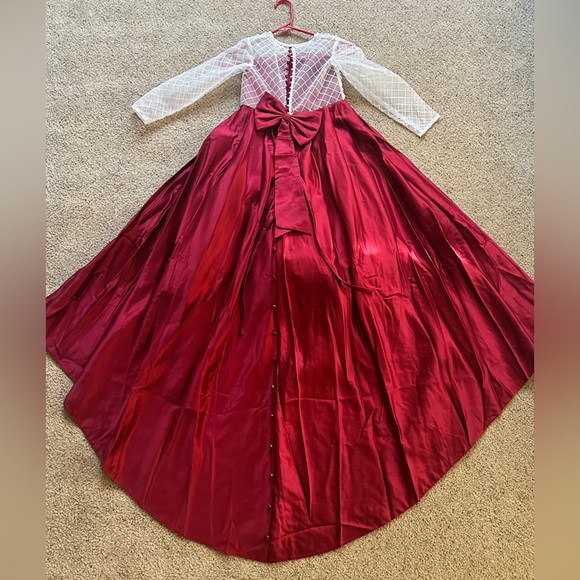 Beautiful Fancy Dress with a long train ❤️ - Picture 9 of 14